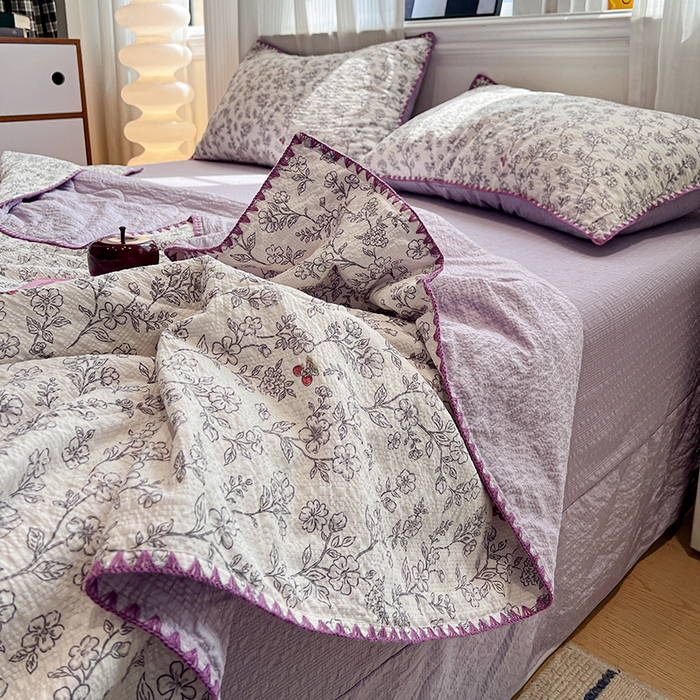 91家纺网 家纺一手货源 找家纺 一比一家纺 2026春夏新款三角针泡芙纱夏被夏凉被空调被四件套 三角针夏被-花影