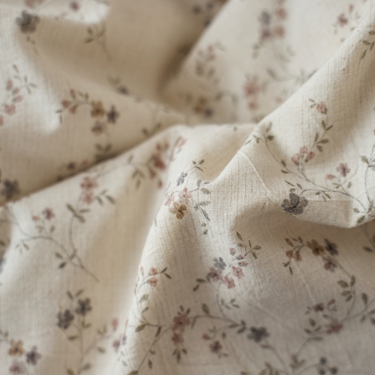 91家纺网 家纺一手货源 找家纺 亿梵家居 2026春夏新款A类棉麻印花四件套 浅夏微风