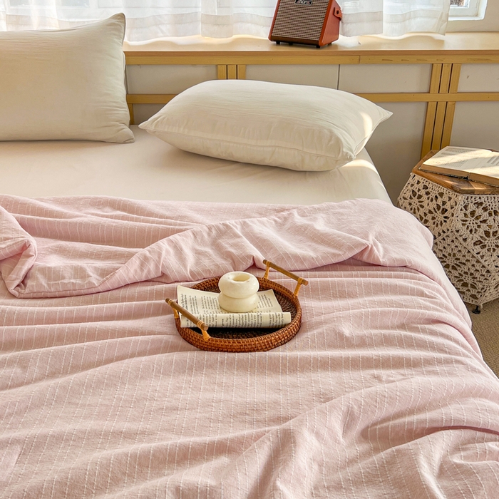91家纺网 家纺一手货源 找家纺 库里梦家纺 2026春夏新款色织提花棉麻夏被夏凉被空调被四件套 贴标款条纹-粉