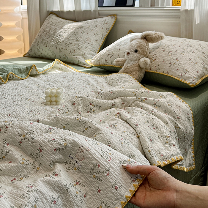 91家纺网 家纺一手货源 找家纺 一比一家纺 2026春夏新款三角针泡芙纱夏被夏凉被空调被四件套 三角针夏被-花枝兔