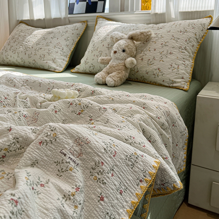 91家纺网 家纺一手货源 找家纺 一比一家纺 2026春夏新款三角针泡芙纱夏被夏凉被空调被四件套 三角针夏被-花枝兔