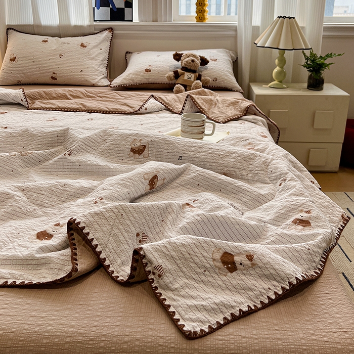 91家纺网 家纺一手货源 找家纺 一比一家纺 2026春夏新款三角针泡芙纱夏被夏凉被空调被四件套 三角针夏被-欢乐修狗