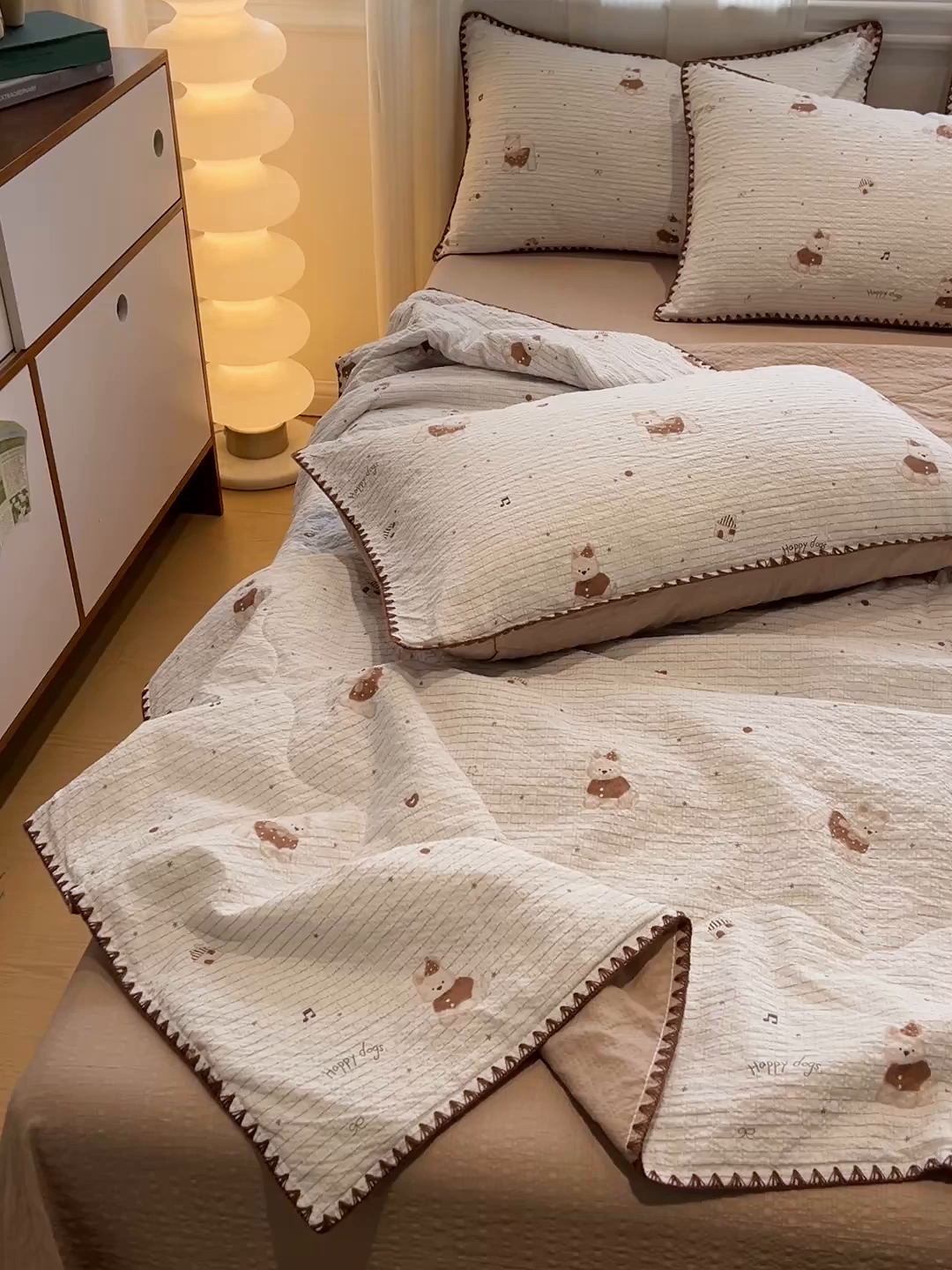 91家纺网 家纺一手货源 找家纺 一比一家纺 2026春夏新款三角针泡芙纱夏被夏凉被空调被四件套 三角针夏被-欢乐修狗