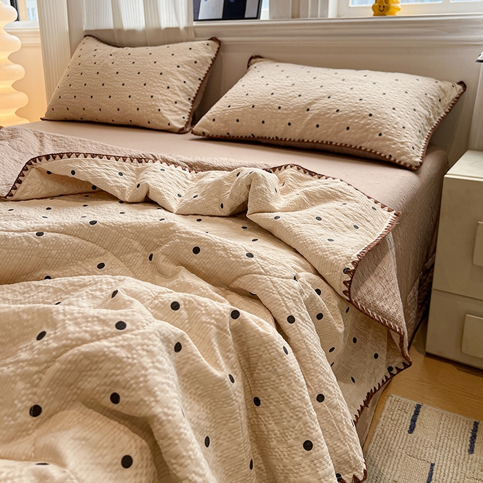91家纺网 家纺一手货源 找家纺 一比一家纺 2026春夏新款三角针泡芙纱夏被夏凉被空调被四件套 三角针夏被-焦糖豆豆