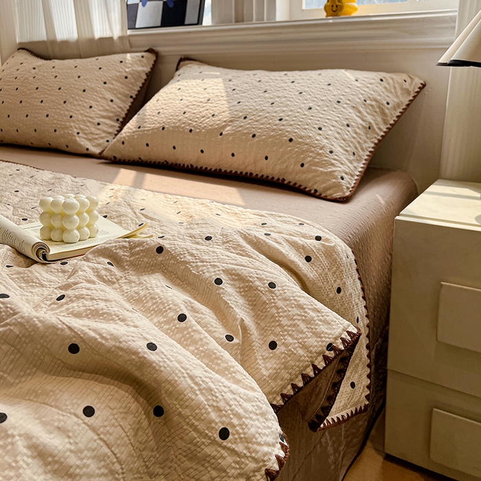 91家纺网 家纺一手货源 找家纺 一比一家纺 2026春夏新款三角针泡芙纱夏被夏凉被空调被四件套 三角针夏被-焦糖豆豆