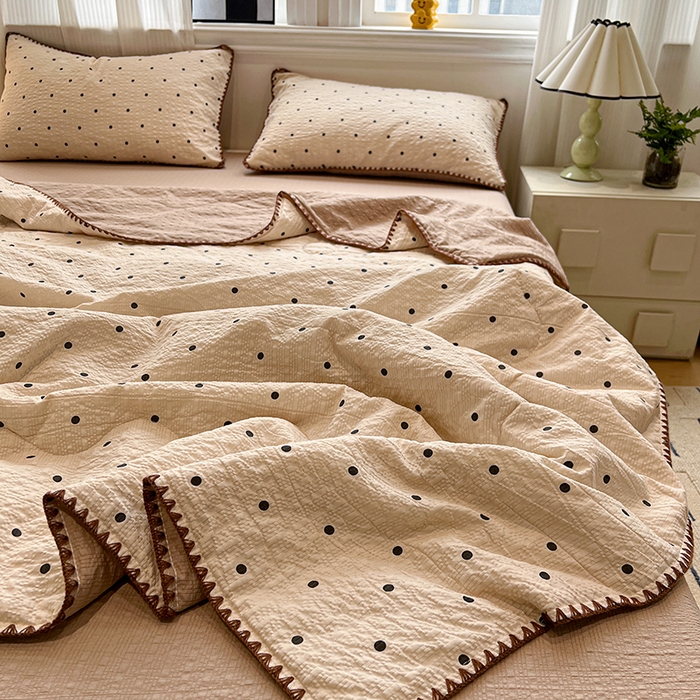 91家纺网 家纺一手货源 找家纺 一比一家纺 2026春夏新款三角针泡芙纱夏被夏凉被空调被四件套 三角针夏被-焦糖豆豆