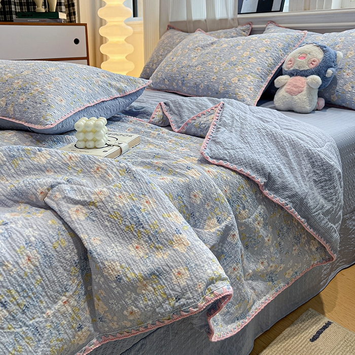 91家纺网 家纺一手货源 找家纺 一比一家纺 2026春夏新款三角针泡芙纱夏被夏凉被空调被四件套 三角针夏被-蓝樱