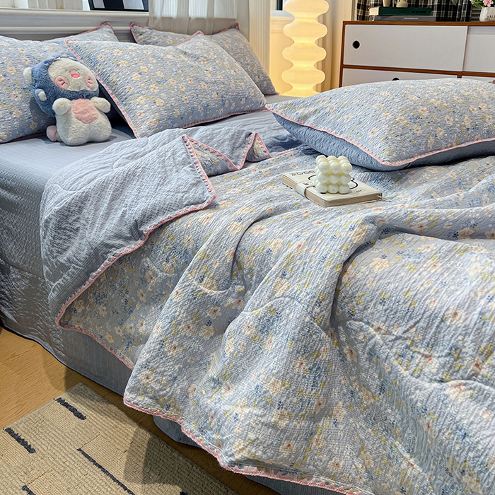 91家纺网 家纺一手货源 找家纺 一比一家纺 2026春夏新款三角针泡芙纱夏被夏凉被空调被四件套 三角针夏被-蓝樱