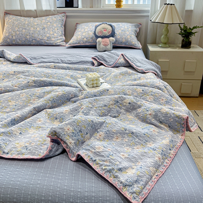 91家纺网 家纺一手货源 找家纺 一比一家纺 2026春夏新款三角针泡芙纱夏被夏凉被空调被四件套 三角针夏被-蓝樱