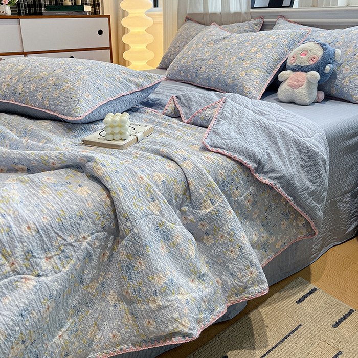 91家纺网 家纺一手货源 找家纺 一比一家纺 2026春夏新款三角针泡芙纱夏被夏凉被空调被四件套 三角针夏被-蓝樱