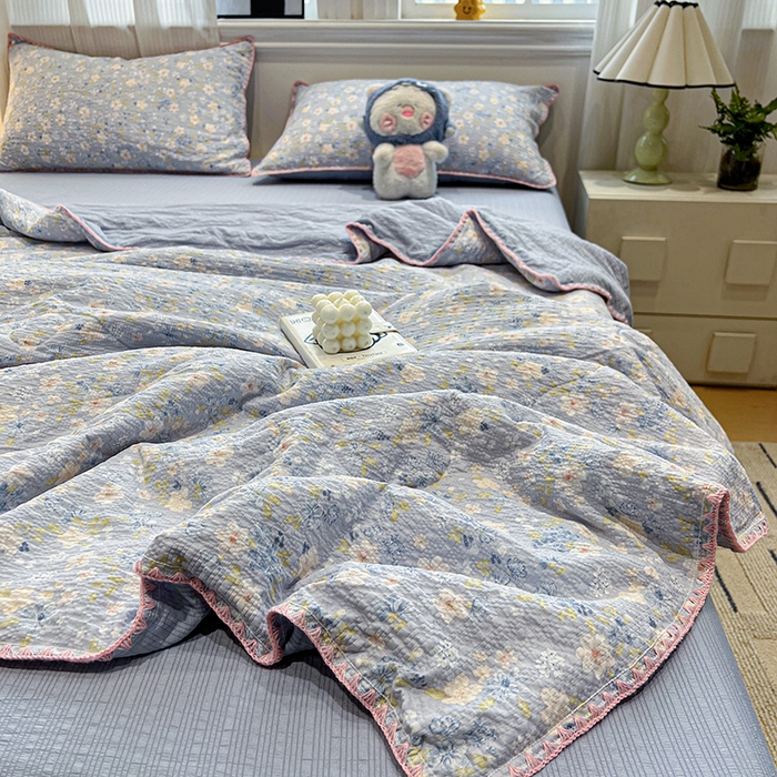 91家纺网 家纺一手货源 找家纺 一比一家纺 2026春夏新款三角针泡芙纱夏被夏凉被空调被四件套 三角针夏被-蓝樱