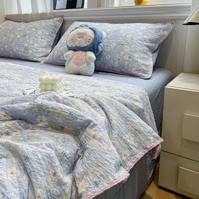 91家纺网 家纺一手货源 找家纺 一比一家纺 2026春夏新款三角针泡芙纱夏被夏凉被空调被四件套 三角针夏被-蓝樱