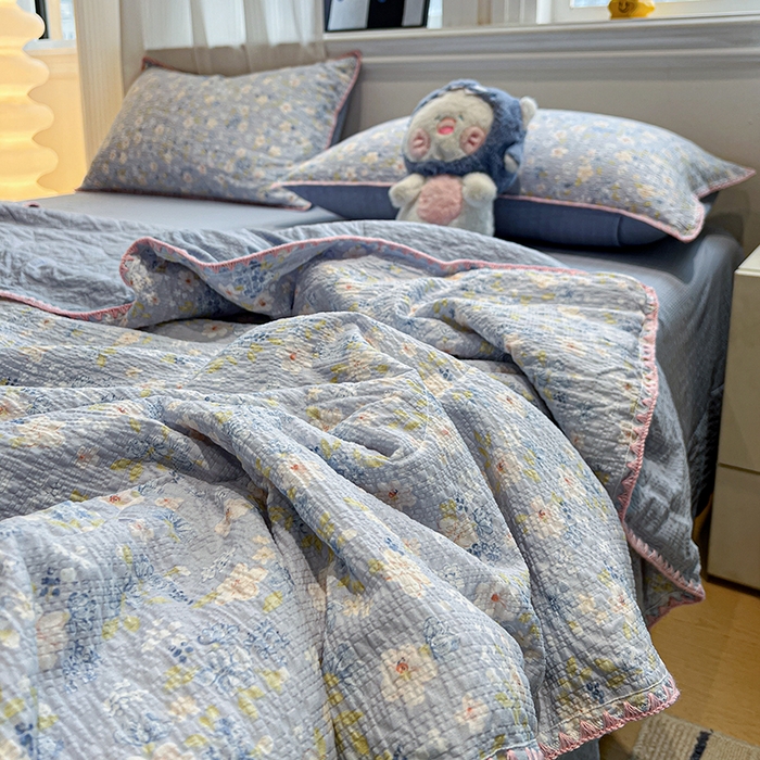 91家纺网 家纺一手货源 找家纺 一比一家纺 2026春夏新款三角针泡芙纱夏被夏凉被空调被四件套 三角针夏被-蓝樱