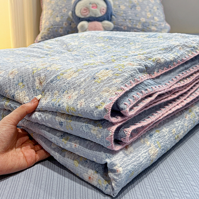91家纺网 家纺一手货源 找家纺 一比一家纺 2026春夏新款三角针泡芙纱夏被夏凉被空调被四件套 三角针夏被-蓝樱