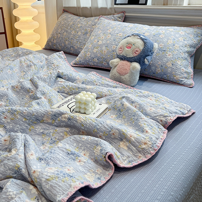 91家纺网 家纺一手货源 找家纺 一比一家纺 2026春夏新款三角针泡芙纱夏被夏凉被空调被四件套 三角针夏被-蓝樱