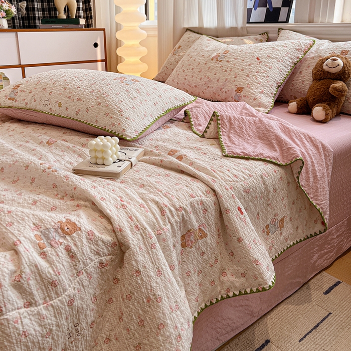 91家纺网 家纺一手货源 找家纺 一比一家纺 2026春夏新款三角针泡芙纱夏被夏凉被空调被四件套 三角针夏被-浪漫满屋