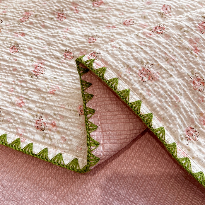 91家纺网 家纺一手货源 找家纺 一比一家纺 2026春夏新款三角针泡芙纱夏被夏凉被空调被四件套 三角针夏被-浪漫满屋