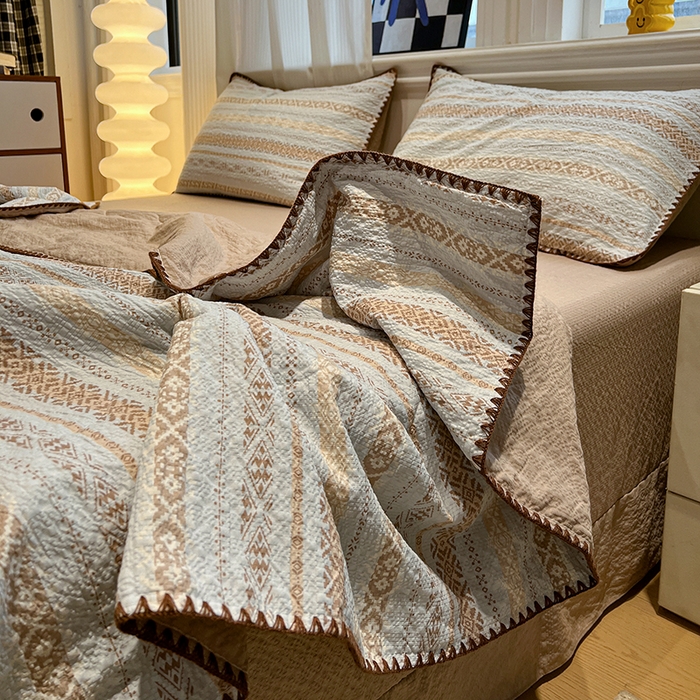 91家纺网 家纺一手货源 找家纺 一比一家纺 2026春夏新款三角针泡芙纱夏被夏凉被空调被四件套 三角针夏被-米希娅