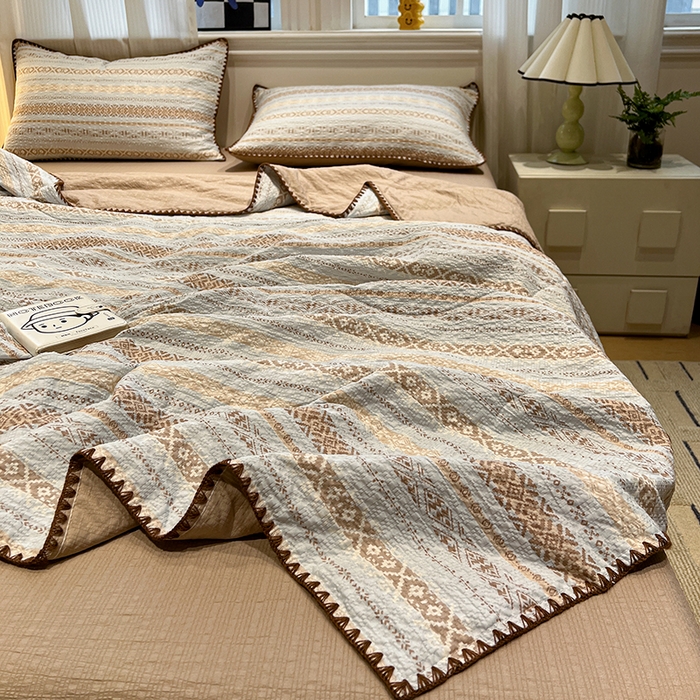 91家纺网 家纺一手货源 找家纺 一比一家纺 2026春夏新款三角针泡芙纱夏被夏凉被空调被四件套 三角针夏被-米希娅