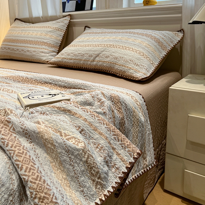 91家纺网 家纺一手货源 找家纺 一比一家纺 2026春夏新款三角针泡芙纱夏被夏凉被空调被四件套 三角针夏被-米希娅