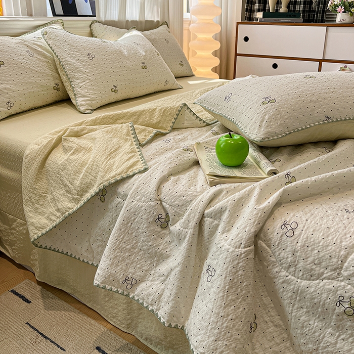 91家纺网 家纺一手货源 找家纺 一比一家纺 2026春夏新款三角针泡芙纱夏被夏凉被空调被四件套 三角针夏被-青色樱桃