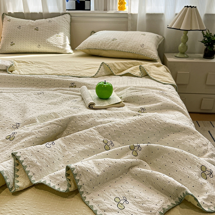 91家纺网 家纺一手货源 找家纺 一比一家纺 2026春夏新款三角针泡芙纱夏被夏凉被空调被四件套 三角针夏被-青色樱桃