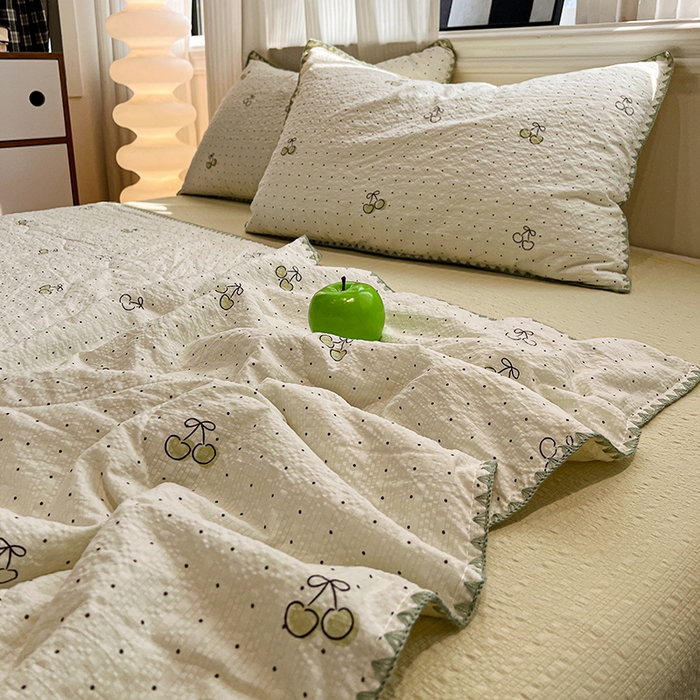 91家纺网 家纺一手货源 找家纺 一比一家纺 2026春夏新款三角针泡芙纱夏被夏凉被空调被四件套 三角针夏被-青色樱桃