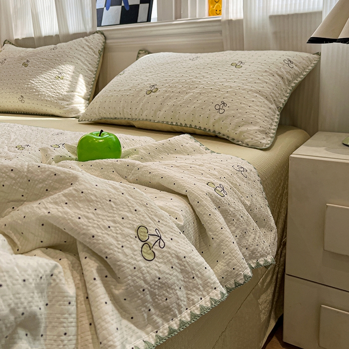 91家纺网 家纺一手货源 找家纺 一比一家纺 2026春夏新款三角针泡芙纱夏被夏凉被空调被四件套 三角针夏被-青色樱桃