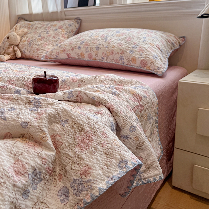 91家纺网 家纺一手货源 找家纺 一比一家纺 2026春夏新款三角针泡芙纱夏被夏凉被空调被四件套 三角针夏被-诗意柔