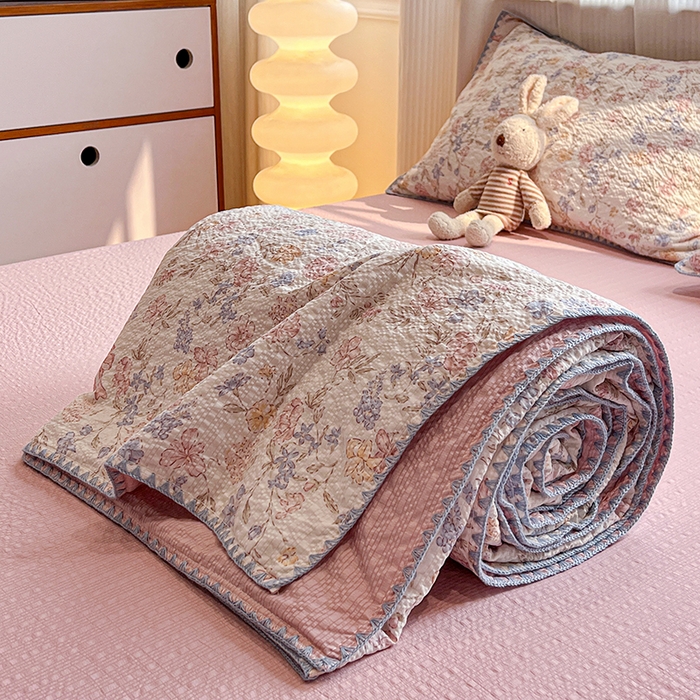 91家纺网 家纺一手货源 找家纺 一比一家纺 2026春夏新款三角针泡芙纱夏被夏凉被空调被四件套 三角针夏被-诗意柔