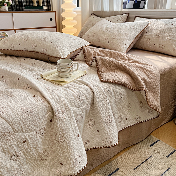 91家纺网 家纺一手货源 找家纺 一比一家纺 2026春夏新款三角针泡芙纱夏被夏凉被空调被四件套 三角针夏被-甜心KT