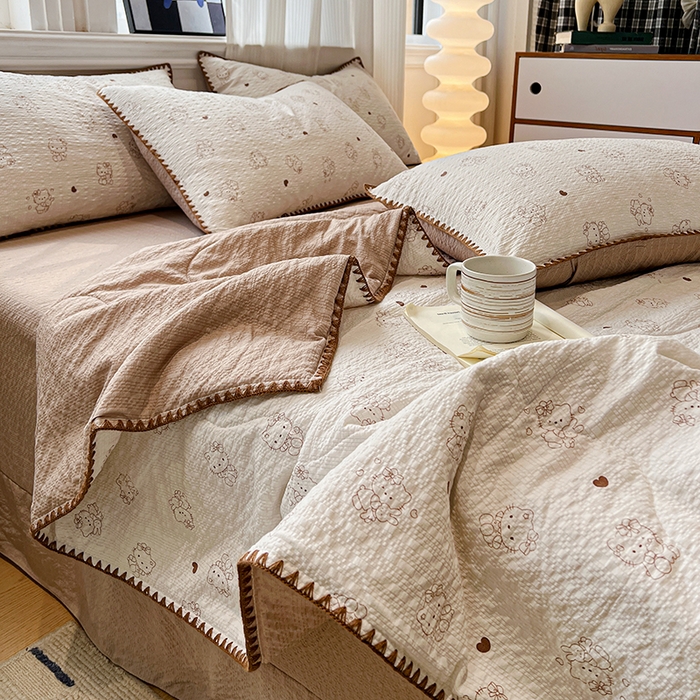 91家纺网 家纺一手货源 找家纺 一比一家纺 2026春夏新款三角针泡芙纱夏被夏凉被空调被四件套 三角针夏被-甜心KT