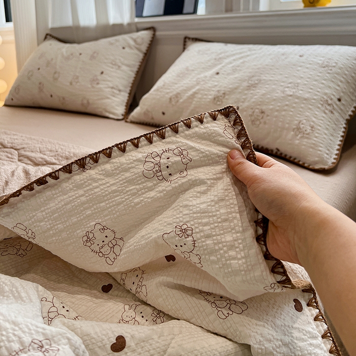 91家纺网 家纺一手货源 找家纺 一比一家纺 2026春夏新款三角针泡芙纱夏被夏凉被空调被四件套 三角针夏被-甜心KT