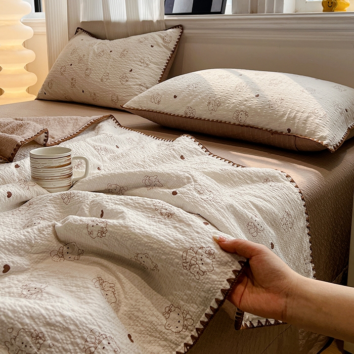 91家纺网 家纺一手货源 找家纺 一比一家纺 2026春夏新款三角针泡芙纱夏被夏凉被空调被四件套 三角针夏被-甜心KT