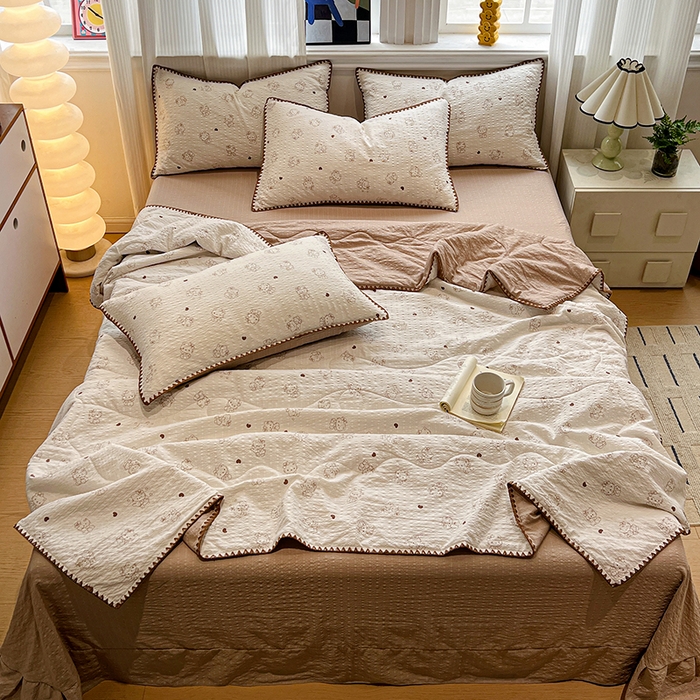 91家纺网 家纺一手货源 找家纺 一比一家纺 2026春夏新款三角针泡芙纱夏被夏凉被空调被四件套 三角针夏被-甜心KT