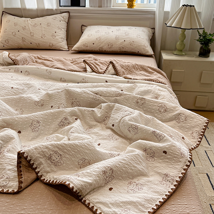 91家纺网 家纺一手货源 找家纺 一比一家纺 2026春夏新款三角针泡芙纱夏被夏凉被空调被四件套 三角针夏被-甜心KT