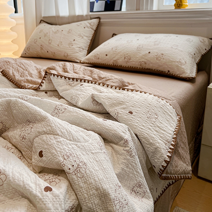 91家纺网 家纺一手货源 找家纺 一比一家纺 2026春夏新款三角针泡芙纱夏被夏凉被空调被四件套 三角针夏被-甜心KT