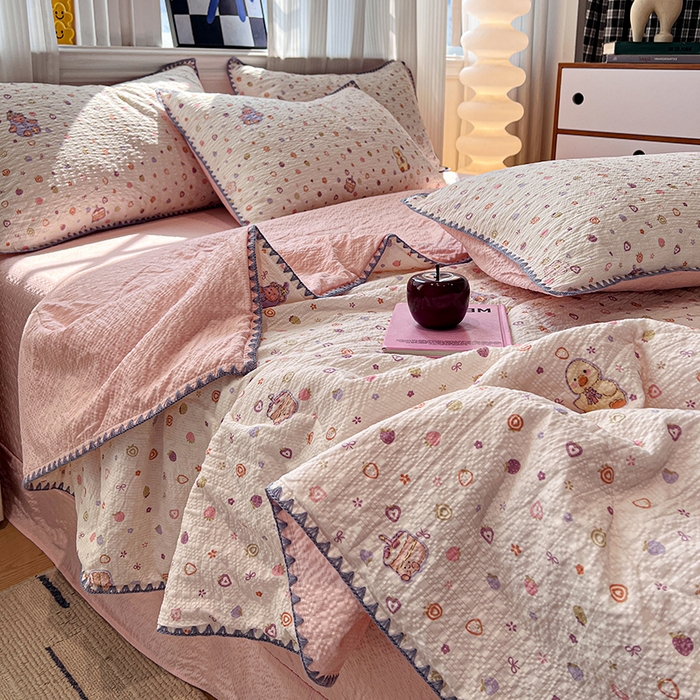 91家纺网 家纺一手货源 找家纺 一比一家纺 2026春夏新款三角针泡芙纱夏被夏凉被空调被四件套 三角针夏被-小黄鸭