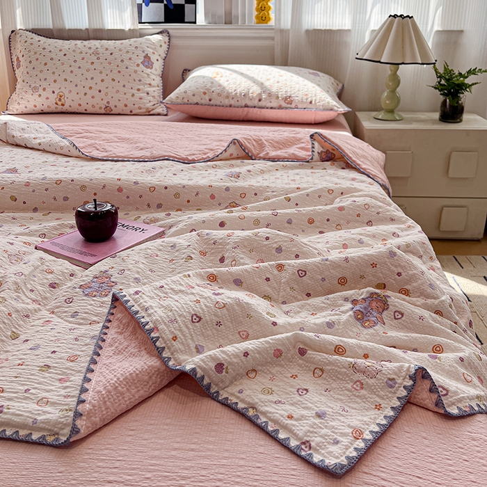 91家纺网 家纺一手货源 找家纺 一比一家纺 2026春夏新款三角针泡芙纱夏被夏凉被空调被四件套 三角针夏被-小黄鸭