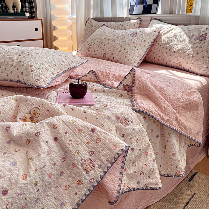 91家纺网 家纺一手货源 找家纺 一比一家纺 2026春夏新款三角针泡芙纱夏被夏凉被空调被四件套 三角针夏被-小黄鸭