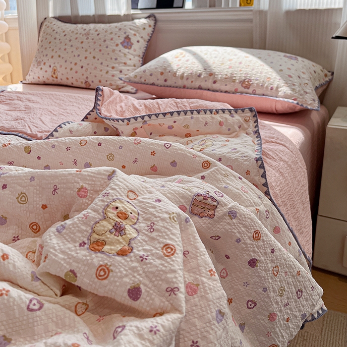 91家纺网 家纺一手货源 找家纺 一比一家纺 2026春夏新款三角针泡芙纱夏被夏凉被空调被四件套 三角针夏被-小黄鸭