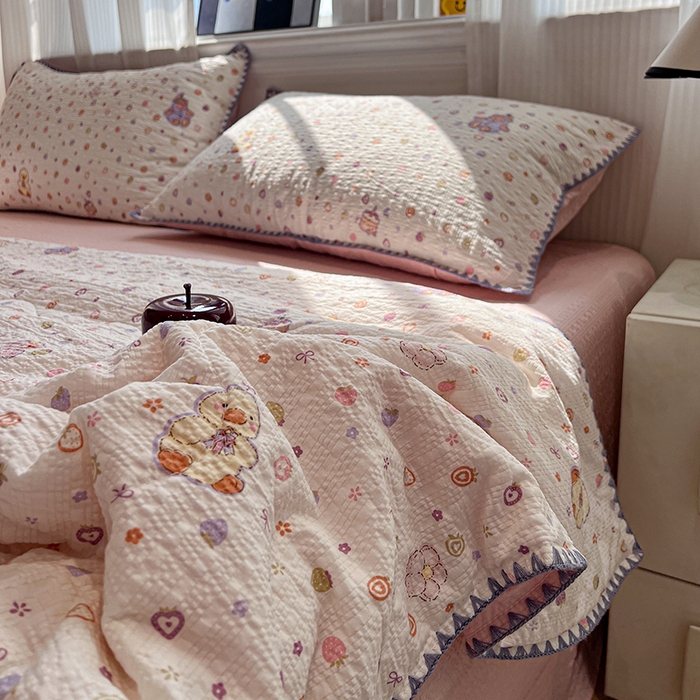 91家纺网 家纺一手货源 找家纺 一比一家纺 2026春夏新款三角针泡芙纱夏被夏凉被空调被四件套 三角针夏被-小黄鸭