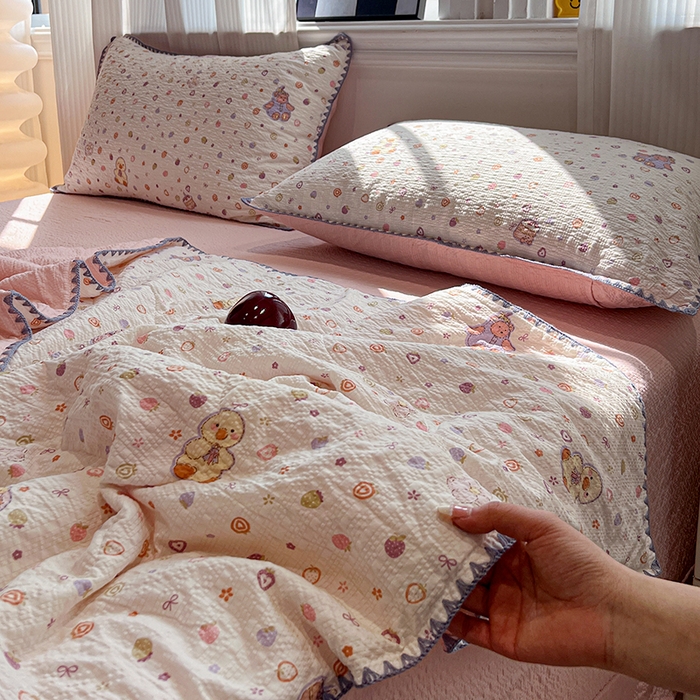 91家纺网 家纺一手货源 找家纺 一比一家纺 2026春夏新款三角针泡芙纱夏被夏凉被空调被四件套 三角针夏被-小黄鸭