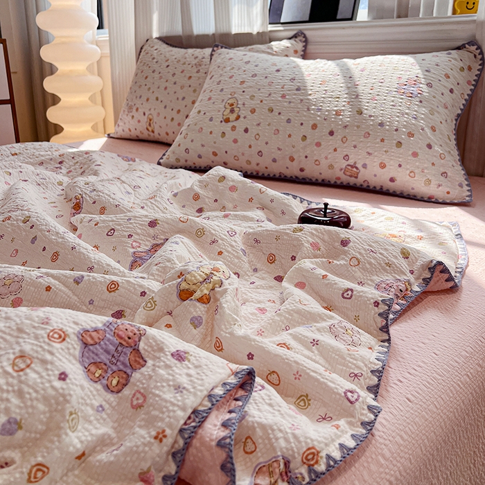 91家纺网 家纺一手货源 找家纺 一比一家纺 2026春夏新款三角针泡芙纱夏被夏凉被空调被四件套 三角针夏被-小黄鸭