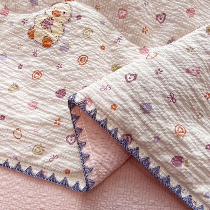 91家纺网 家纺一手货源 找家纺 一比一家纺 2026春夏新款三角针泡芙纱夏被夏凉被空调被四件套 三角针夏被-小黄鸭