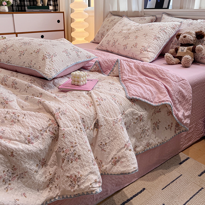 91家纺网 家纺一手货源 找家纺 一比一家纺 2026春夏新款三角针泡芙纱夏被夏凉被空调被四件套 三角针夏被-紫花楹