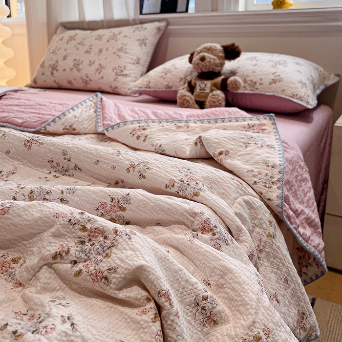 91家纺网 家纺一手货源 找家纺 一比一家纺 2026春夏新款三角针泡芙纱夏被夏凉被空调被四件套 三角针夏被-紫花楹