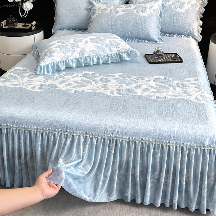 91家纺网 家纺一手货源 找家纺 诺梵家纺 2026新款冰豆豆PE高分子凉感印花床裙款凉席三件套【控价1.5米139 ；1.8米149；2.0米159】 小蛮腰-蓝