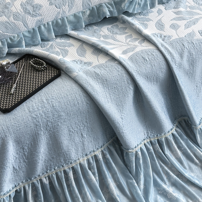 91家纺网 家纺一手货源 找家纺 诺梵家纺 2026新款冰豆豆PE高分子凉感印花床裙款凉席三件套【控价1.5米139 ；1.8米149；2.0米159】 小蛮腰-蓝
