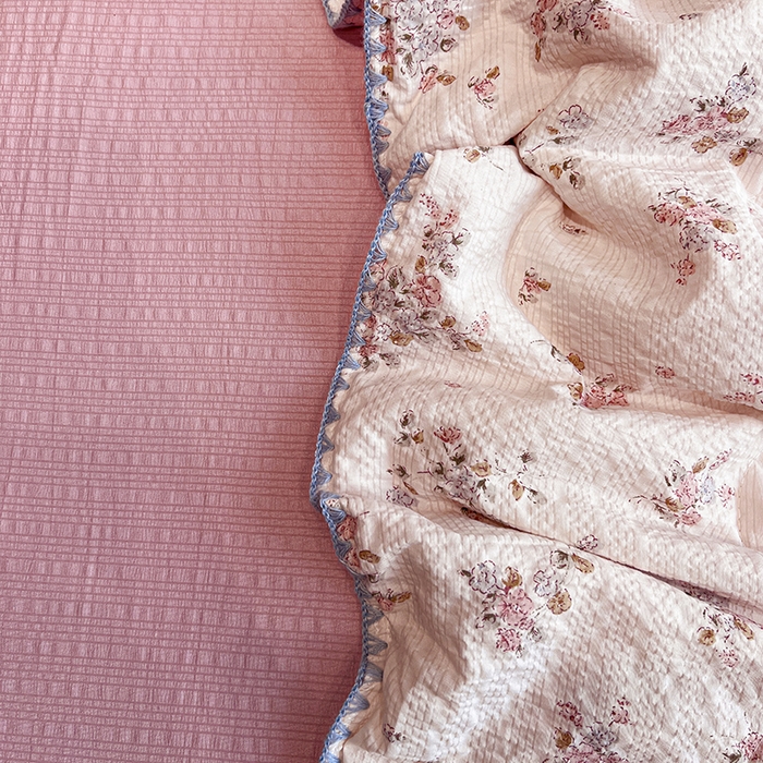 91家纺网 家纺一手货源 找家纺 一比一家纺 2026春夏新款三角针泡芙纱夏被夏凉被空调被四件套 三角针夏被-紫花楹